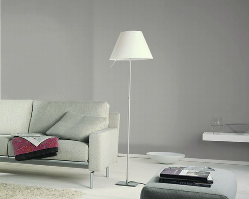 Wohnzimmer mit Stehlampe, Couch und Bücher