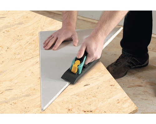 Eine Gipskartonschneider wird verwendet, um eine Gipskartonplatte zu schneiden.