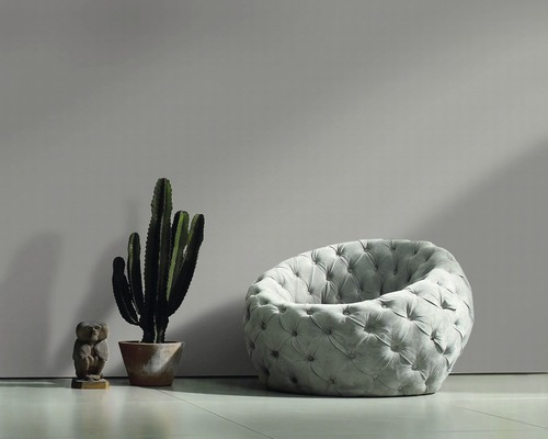 Szene mit Sessel, Kaktus und dekorativer Eulenfigur