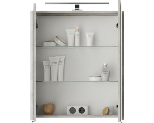 Geöffneter Spiegelschrank mit Beleuchtung, Glasablagen und Steckdose