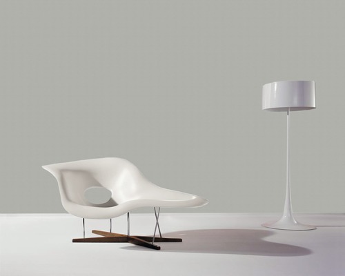 Szene mit einem weißen Sessel und einer weißen Stehlampe