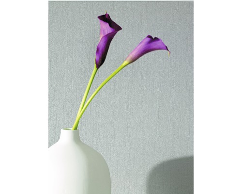 Zwei lila Zantedeschien in weißer Vase