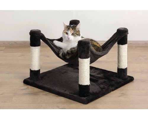 Katze liegt in einer Hängematte auf einem Katzenkratzbaum.