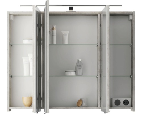 Geöffneter Spiegelschrank mit Glasböden, Steckdose und diversen Badartikeln