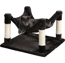 Katze ruht in brauner Katzenhängematte auf Kratzbaum