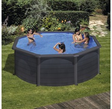 Achteckiger Pool mit spielenden Kindern im Garten