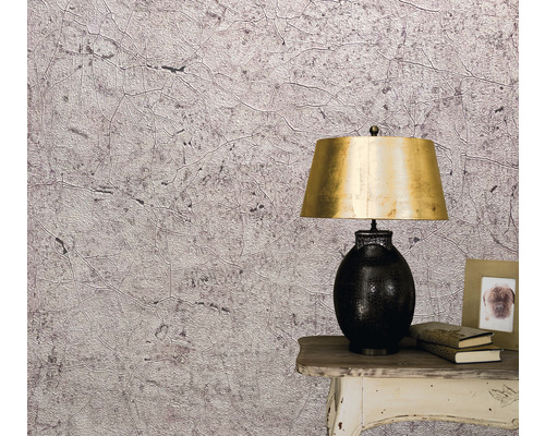 Nahaufnahme einer Wand mit einer Tapete mit abstraktem Muster, einem Nachttisch und einer Lampe