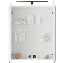 Geöffneter weißer Spiegelschrank mit Beleuchtung und Glasböden, gefüllt mit Kosmetikprodukten