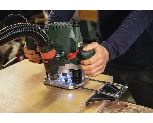 Oberfräse im Einsatz auf einem Holzbrett