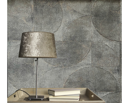 Tapete mit Kreismuster und Tischlampe auf einem Tisch