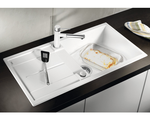 Spüle mit Armatur, Schneidebrett und Auflaufform