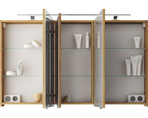 Offener Spiegelschrank mit Glasböden und Pflegeprodukten