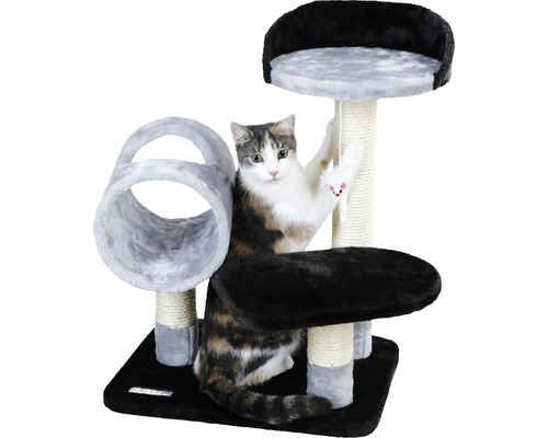 Katze auf einem Kratzbaum mit Plattformen und einer Röhre.