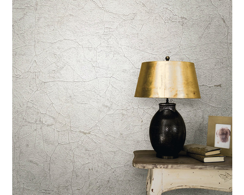 Wohnszene mit Strukturtapete in Rissoptik, Tischlampe und Dekoration