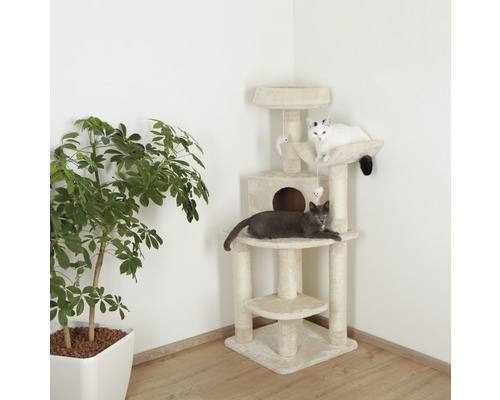Katzenkratzbaum mit zwei Katzen und Spielzeugmäusen in einem Raum