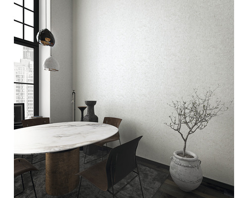 Helles Esszimmer mit Esstisch, Stühlen und Zimmerpflanze in einem Topf