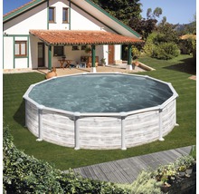 Runder Stahlwandpool im Garten vor einem Wohnhaus