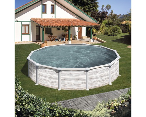 Runder Stahlwandpool im Garten vor einem Wohnhaus