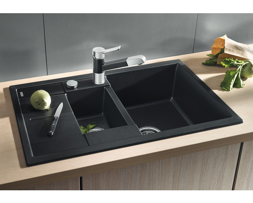 Schwarze Küchenspüle mit Armatur und Abtropffläche