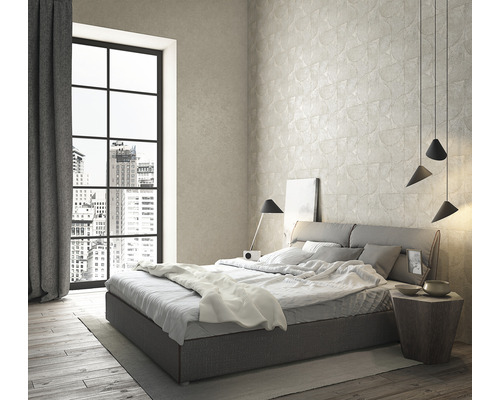 Modernes Schlafzimmer mit Bett, Nachttisch und großem Fenster.