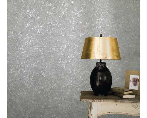 Wandgestaltung mit Struktur und Tischleuchte