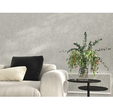 Wohnzimmer mit Sofa, Kissen, Tisch und Dekoration