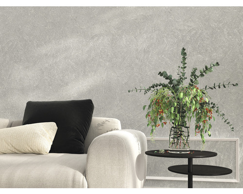 Wohnzimmer mit Sofa, Kissen, Tisch und Dekoration