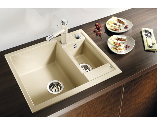 Spüle mit zwei Becken und Armatur auf einer Arbeitsplatte.
