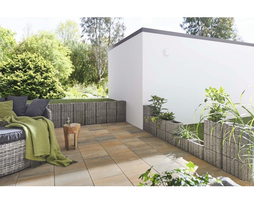 Terrasse mit Pflastersteinen, Möbeln und Gabionen