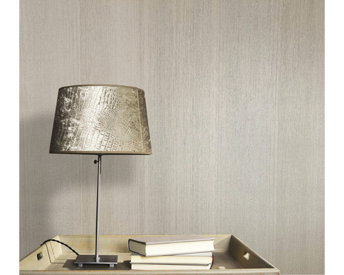 Tapete mit Textur neben einer Lampe und Büchern auf einem Tisch