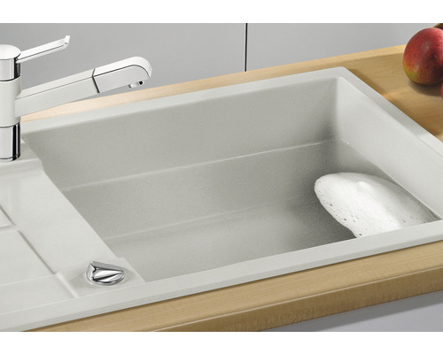 Spüle mit Wasserhahn und Spülmittel auf einer Arbeitsplatte