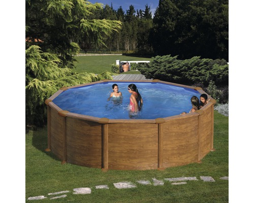 Holzpool im Garten mit spielenden Kindern