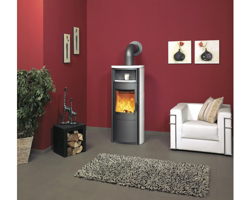 Wohnzimmer mit Kaminofen, Sessel und Dekoration für eine gemütliche Atmosphäre