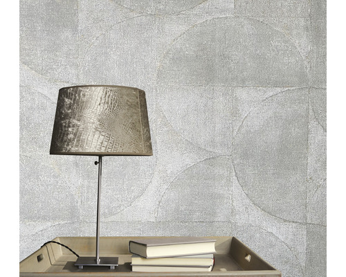 Dekorative Tapete mit Kreismuster, Tischleuchte und Bücher auf einem Tisch