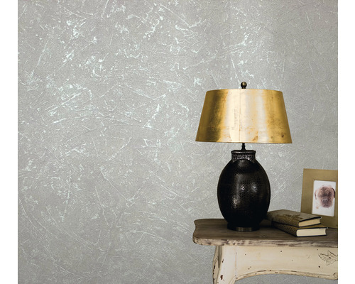 Nahaufnahme einer strukturierten Tapete mit einem dekorativen Tisch, einer Lampe und Accessoires