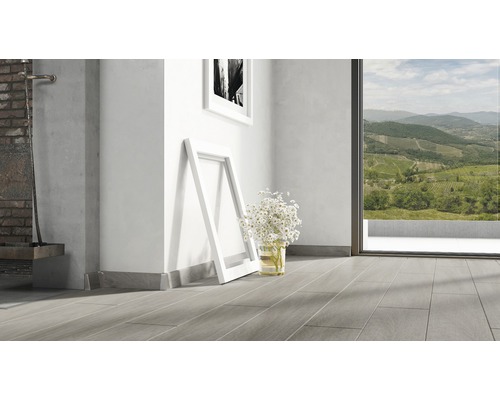 Heller Raum mit Steinboden, Fenstern und Dekoration