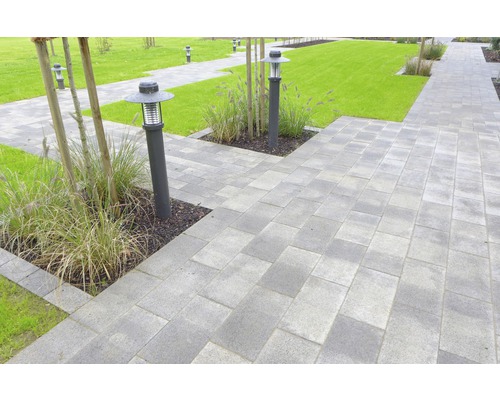 Gartenweg mit Betonpflastersteinen und Außenleuchten
