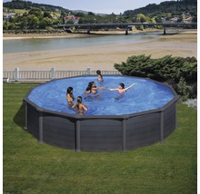 Achtförmiger Holzpool mit schwimmenden Personen im Garten