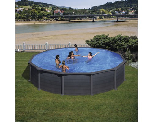 Achtförmiger Holzpool mit schwimmenden Personen im Garten