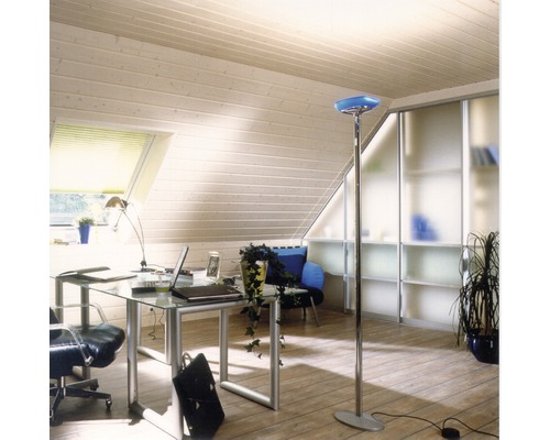 Dachzimmer mit Schreibtisch, Stehlampe und Regalsystem