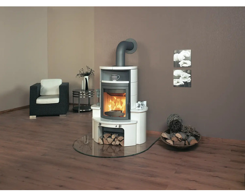 Kaminofen mit Holzscheiten in einem Wohnraum.