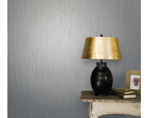 Tapete mit vertikalem Streifenmuster neben Tischleuchte auf kleinem Tisch