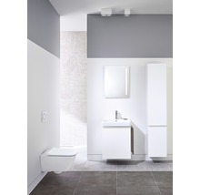 Modernes Badezimmer mit wandhängendem WC, Waschtisch, Spiegelschrank und Hochschrank