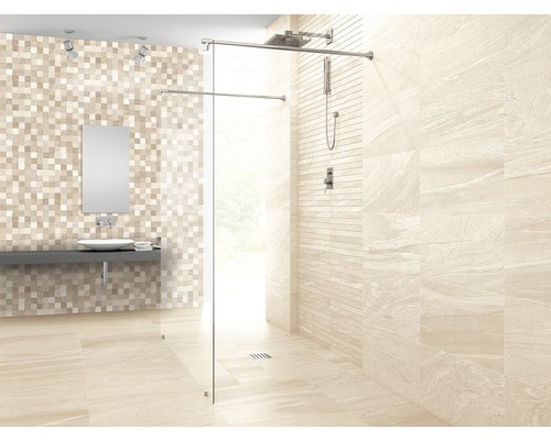 Badezimmer mit Dusche, Waschbecken und Spiegel vor einer Mosaikwand