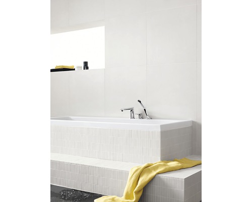 Badezimmer mit Badewanne, Armatur und Handtuch