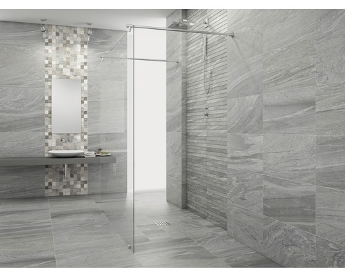 Modernes Badezimmer mit grauen Fliesen und Duschkabine aus Glas.