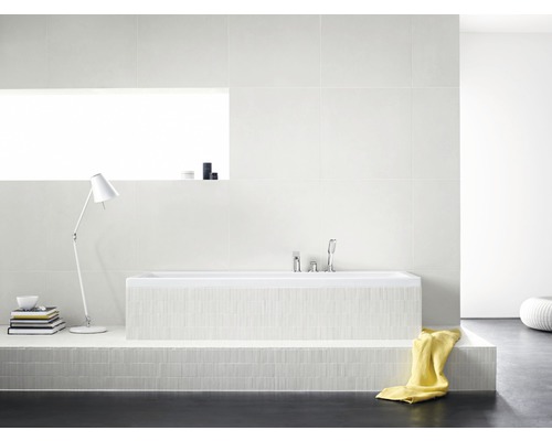 Badezimmer mit Badewanne, Fliesen und Ablagefläche