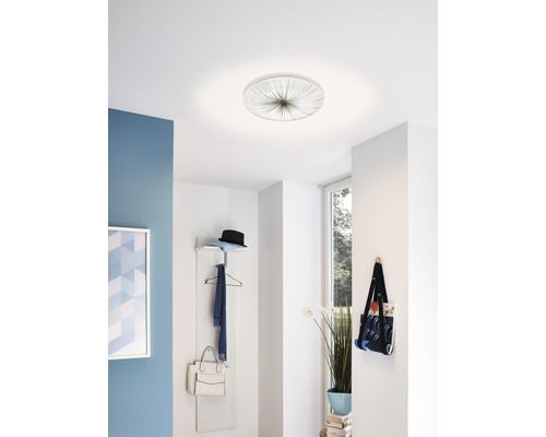 Deckenleuchte im Flur mit Garderobe und Fenster.