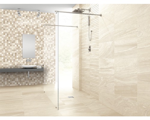 Helles Badezimmer mit Duschkabine, Waschbecken und Fliesen