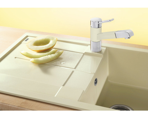 Spültischarmatur neben einer Spüle mit Abtropffläche und Melone
